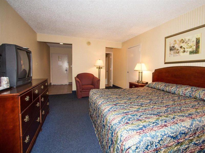 Mulberry Inn&Plaza Newport News Exterior foto