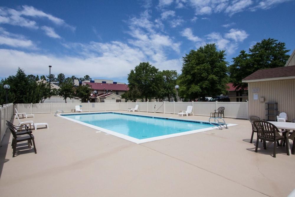 Mulberry Inn&Plaza Newport News Exterior foto